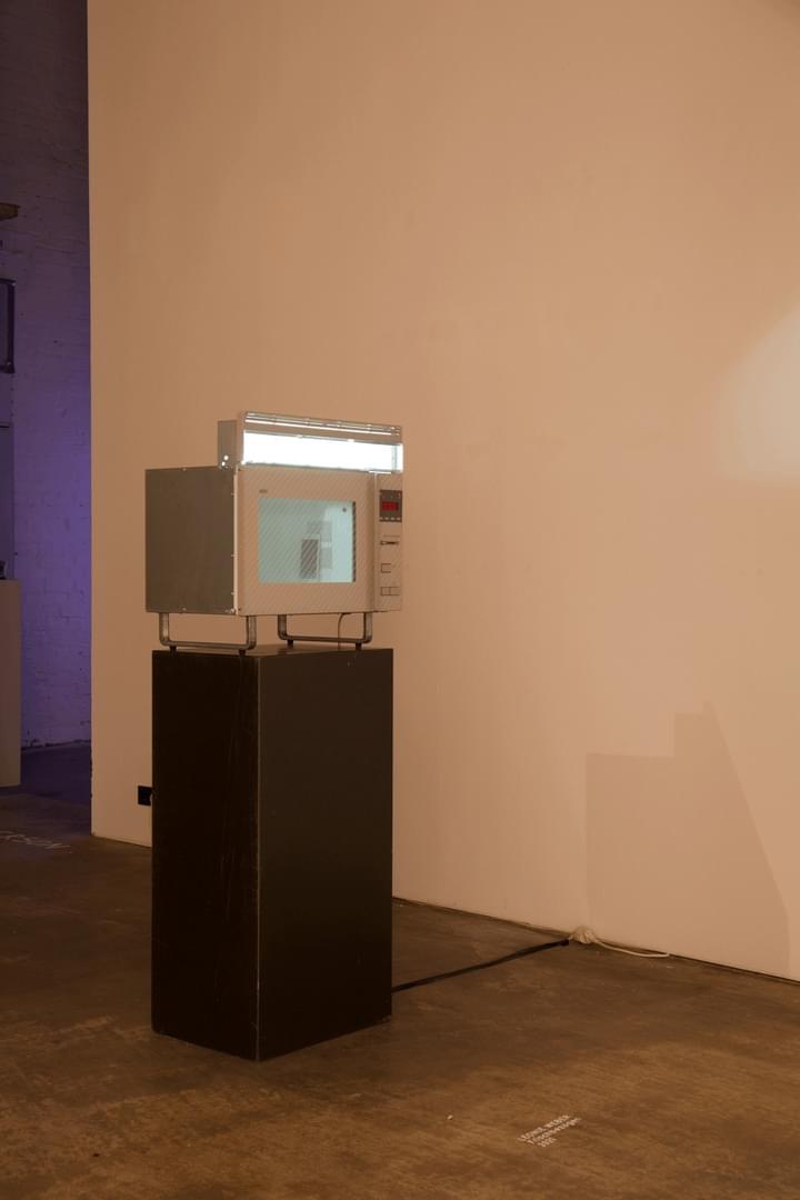 LEONIE LASS, Leonie Lass, Leonie, Lass, Künstlerin, Künstler, Kunst, Stuttgart, Kunstakademie, ABK, abk Stuttgart, Klasse Mosler, IMG, Intermediales Gestalaten, Interdisziplinär, Raum, Installation, Rauminstallation, Sound, Klang, Ton, Performance, happening, art, Kunst, Video, Film, Medien, Wechselwirkung, Kreisläufe, Material, raumbezogen, Raumversorgen, Joseph Beuys, Honigpumpe, Zirkulieren, Wasser, Pumpe, Bottich, Transfer, water, art, Transparez, Graben, graben der abk